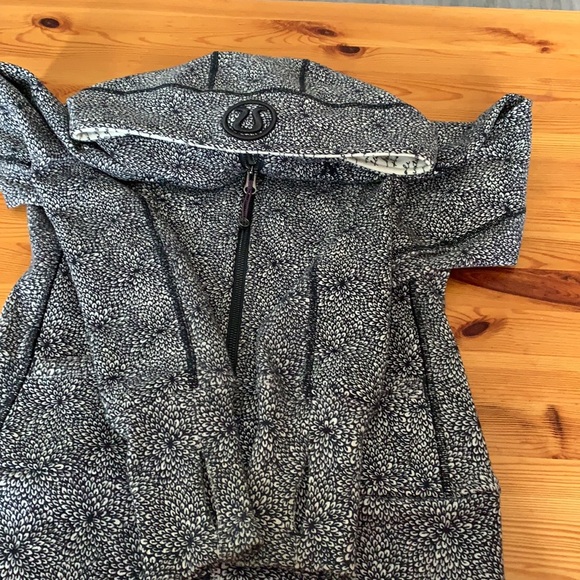 Lululemon women jacket with hood - Picture 4 of 10